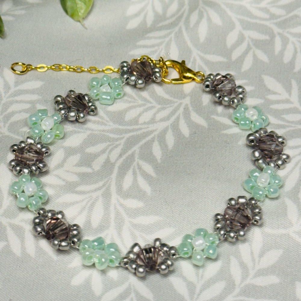 Elegant Beaded Bracelet with Silver and Green Accents